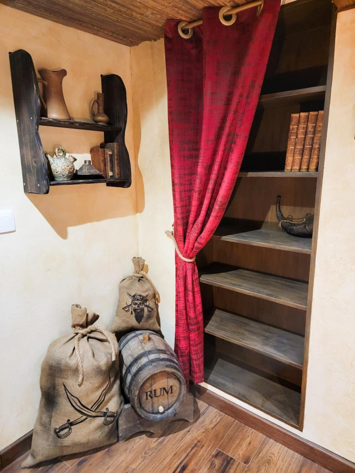 Le Repaire Des Pirates Logement Magique Sainte-Croix-en-Plaine Bagian luar foto