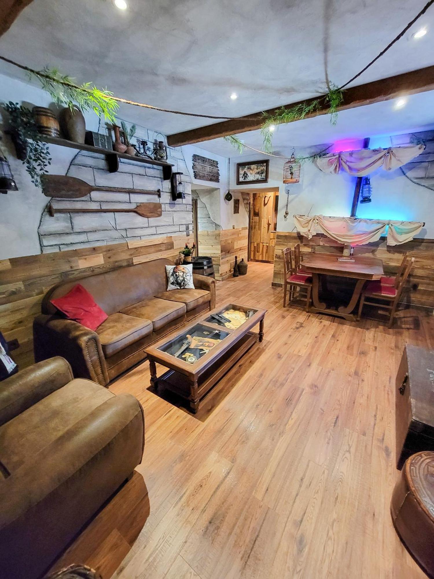 Le Repaire Des Pirates Logement Magique Sainte-Croix-en-Plaine Bagian luar foto
